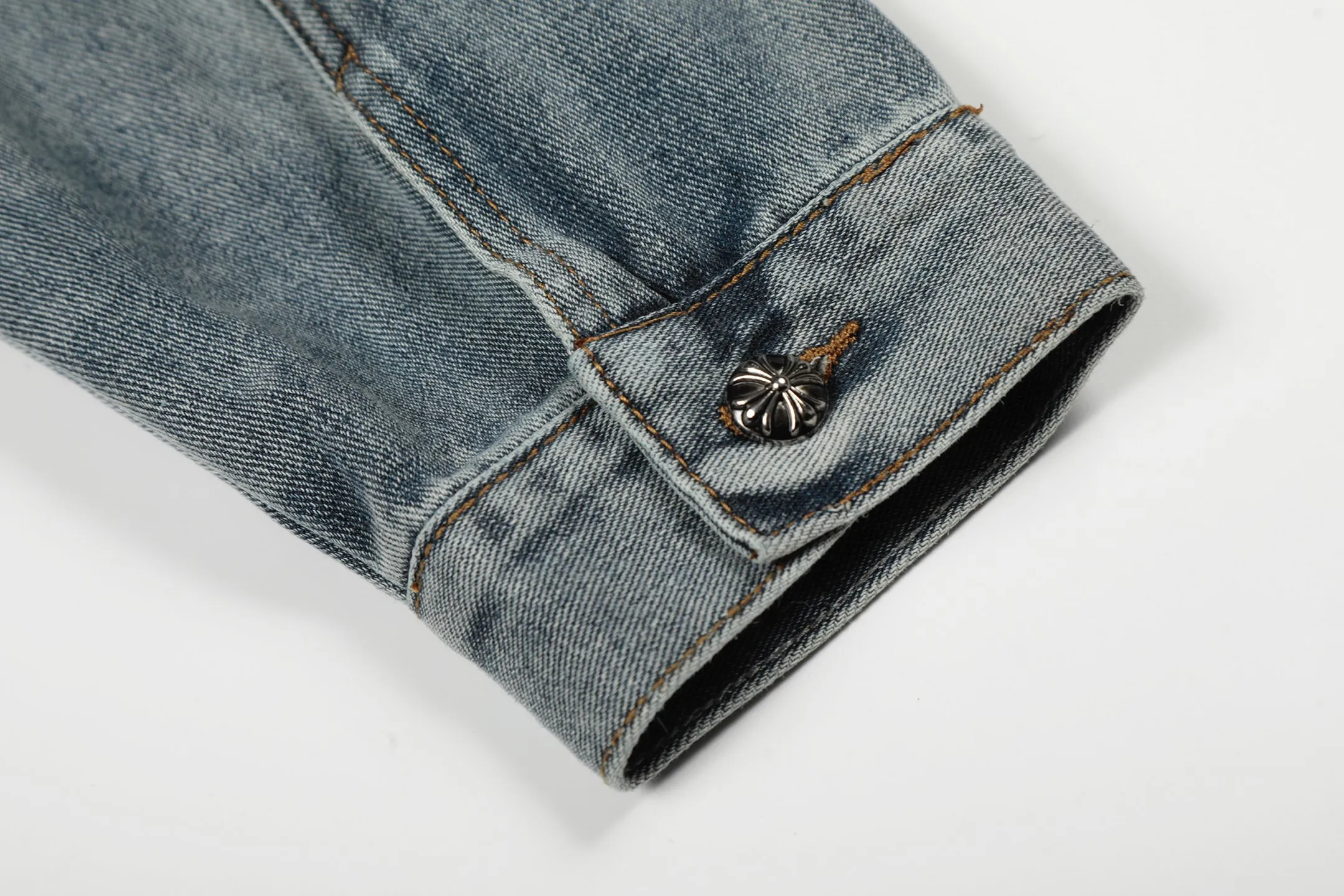 P270 💰 Chrome Hearts Chrome Hearts Cross Hot Diamond Denim Jacket OS version can be worn by both men and women! The fabric is made of twill gauze cotton fabric! The texture is clear and smooth, not easy to wrinkle or fade! The embroidery process is complex and repetitive. There are more than 20 leather labels. It takes 6 repeated embroidery steps to complete the back body. The requirements for the embroidery machine are very strict, and the distance is 45 cm! It won’t work if the spacing is too big, and it won’t work if it’s too small! We make clothes with care, and every detail must be restored one to one! The hardware is all carved and cast, and they are all genuine from the original factory! This piece of clothing consumes a lot of material, with more than 3 meters of material used for one piece of clothing! After the garment is made, it needs to be fixed at high temperature, washed at a water temperature of more than 70 degrees, and softened by adding softener to make the upper body softer and smoother! There is a flap on the sleeve that can be stored into short sleeves! Adapt it to that understanding Color: Picture color Size: S-M-L-XL